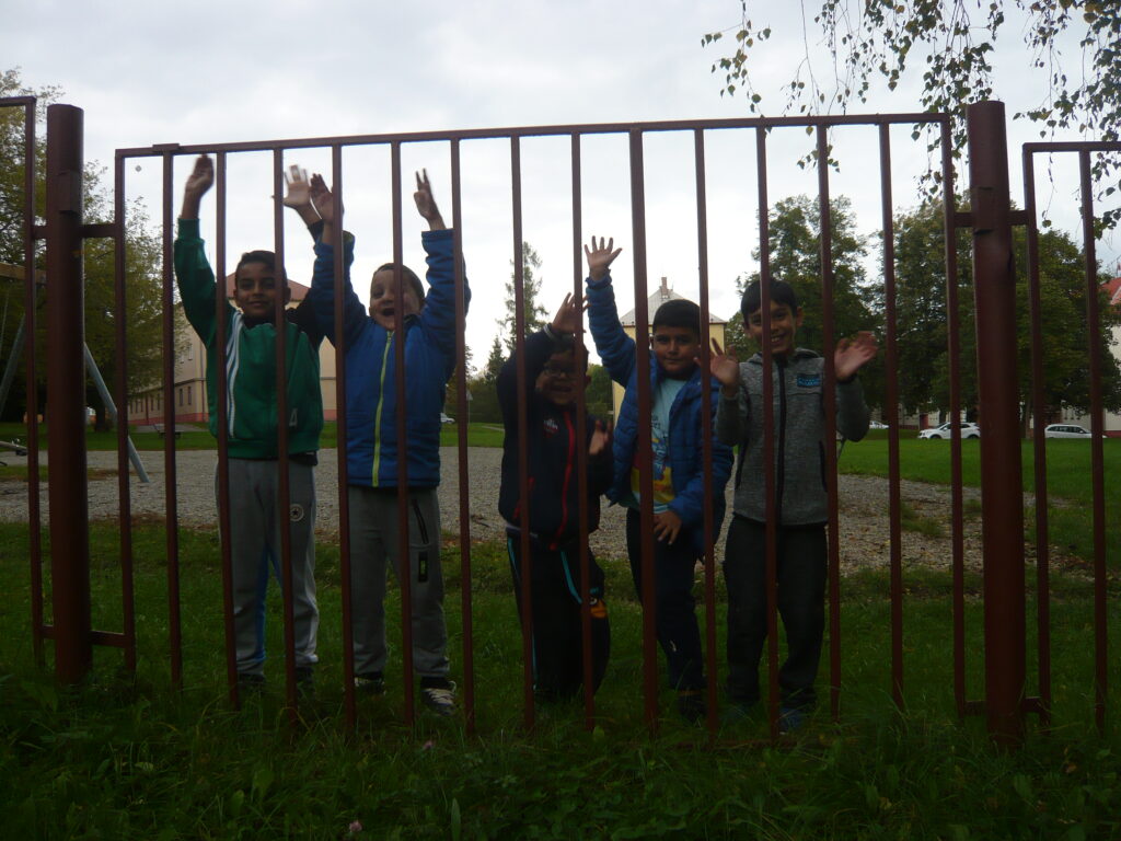 děti za plotem by byly radši na zahradě Majáku :-)